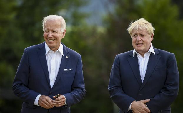 El presidente de EE UU, Joe Biden, y el primer ministro británico. Boris Johnson, juntos este domingo en la cumbre del G7./efe