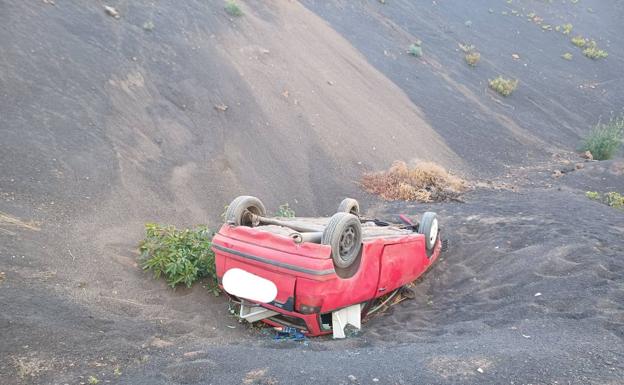 Un vehículo cae en un hoyo y termina volcando en Lanzarote