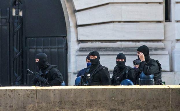 Vigilancia policial en una de las vistas del juicio por los atentados de 2015 en París.