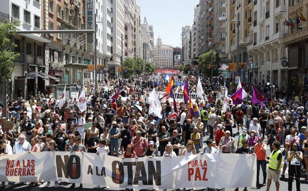 Imagen de la manifestación de ayer en Madrid a su paso por la Gran Vía. /efe