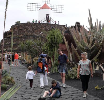 El turismo ha vuelto a Canarias y se prevé que este año cierre en un 80% o 90% respecto a 2019 / CARRASCO