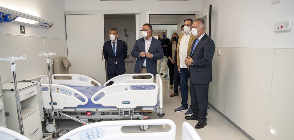 Ángel Víctor Torres visits the building annexed to the Juan Carlos I Hospital, which will serve covid patients