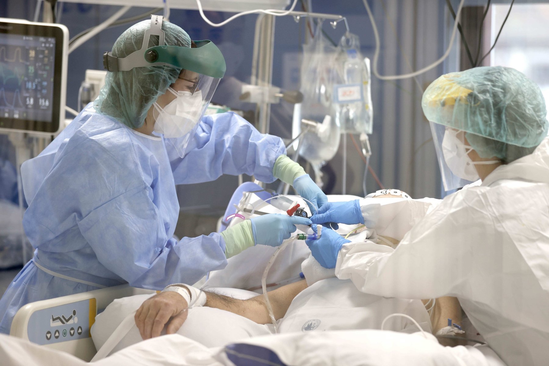 Foto de archivo de enfermeras tratando a un paciente de covid en una unidad de críticos. / EFE