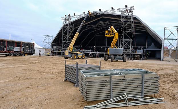 Los preparativos en la carpa del escenario se ultiman en la playa situada en El Cotillo, en el municipio de La Oliva. 