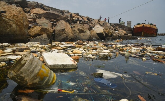 Plásticos en el agua en India.