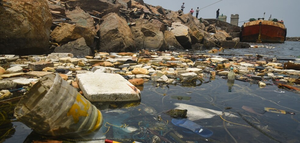 Plásticos en el agua en India./EPA