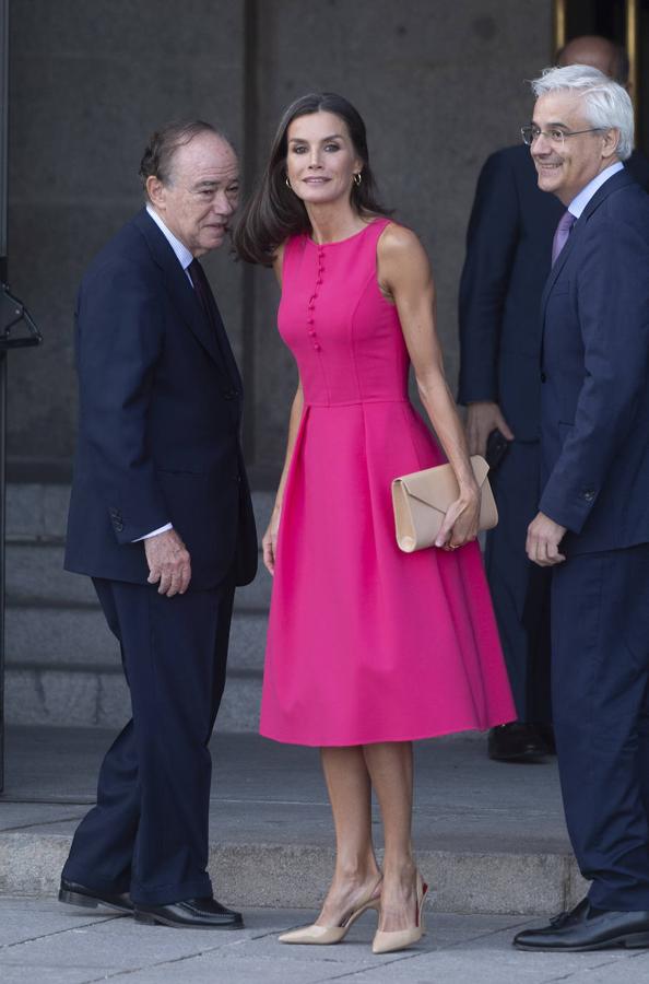 La reina Letizia llega al Teatro Real como anfitriona a las parejas de los jefes de Estado y de Gobierno de la OTAN. 