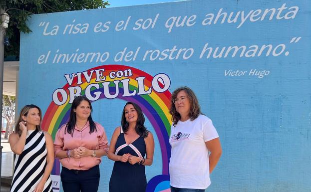 La alcaldesa Esther Hernández, con dos concejalas y Ada Valdivia, de Altihay, en el photocall situado en la plaza Tran Tran de Gran Tarajal. /C7