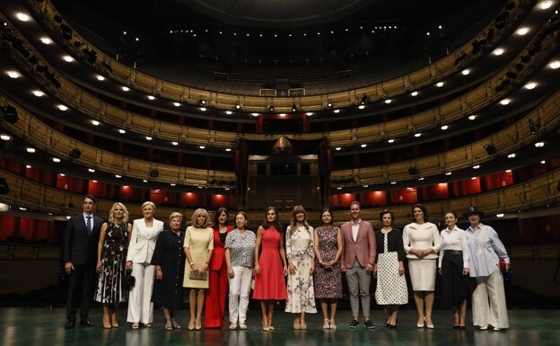 Las asistentes al Palacio Real, con la reina Letizia al centro, en el escenario.