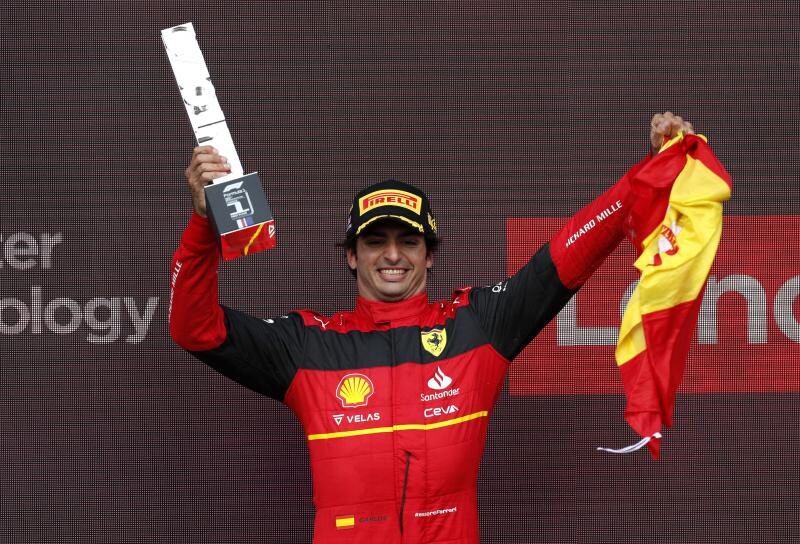 Carlos Sainz alza el trofeo que le acredita como ganador del Gran Premio de Gran Bretaña.