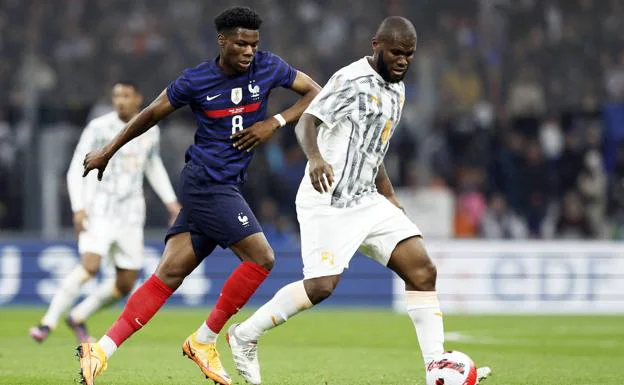Franck Kessié conduce un balón ante Aurélien Tchouaméni durante un amistoso entre Costa de Marfil y Francia. /Benoit Tessier (Reuters)
