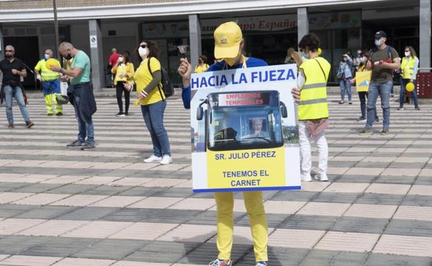 Imagen de una de las protestas de los afectados por el fraude de ley frente a Presidencia. /Juan Carlos Alonso