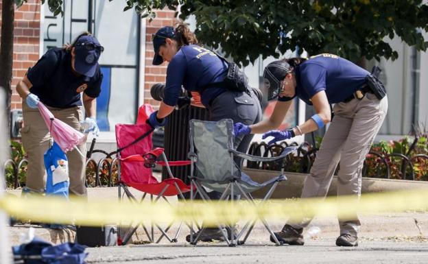 Agentes recuperan pruebas en el lugar del tiroteo en Highland Park. /Efe