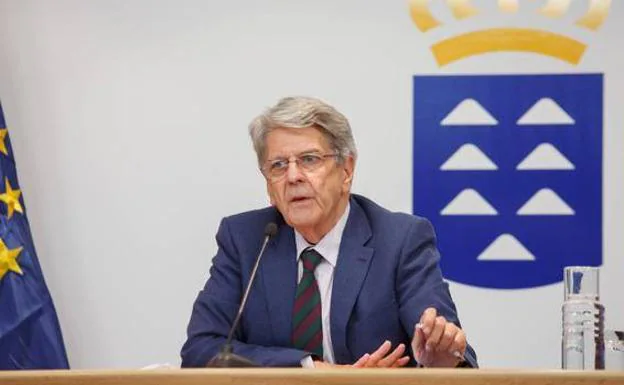 The spokesman for the Government of the Canary Islands, Julio Pérez, at a press conference.