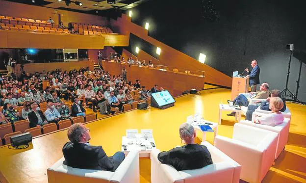 El presidente del Cabildo, Antonio Morales, durante su intervención en el simposio internacional. / C7