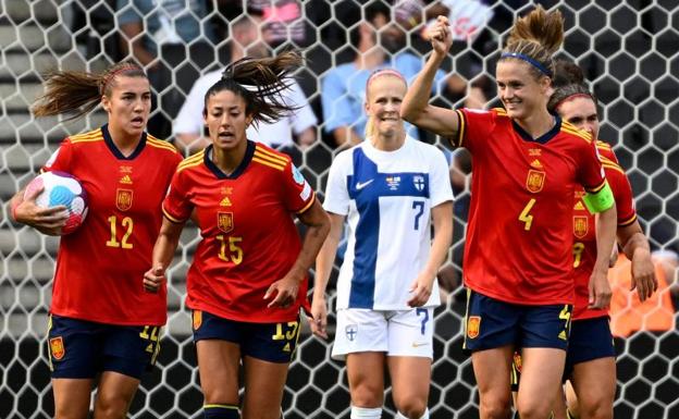 Irene Paredes (d) celebra su gol a Finlandia./DAMIEN MEYER / AFP