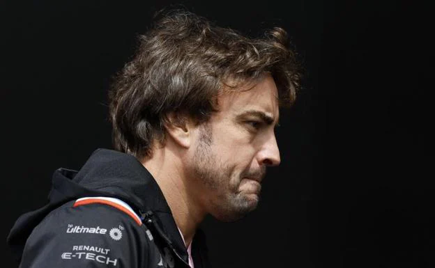 Fernando Alonso, with a gesture of discomfort. 