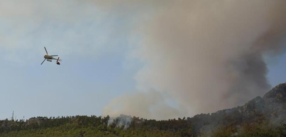 The change of the wind leaves the fire on the border of the Monfragüe Park