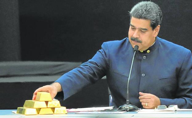 El presidente de Venezuela, Nicolás Maduro, posa con lingotes de oro en una reunión en Caracas en marzo de 2018.