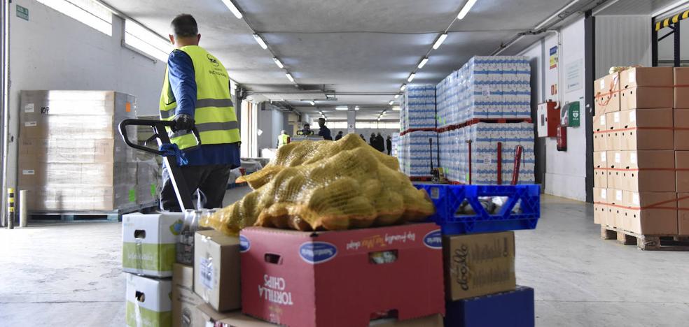 The «La Caixa» Foundation and CaixaBank collect 72,972 euros for the food banks of the Canary Islands