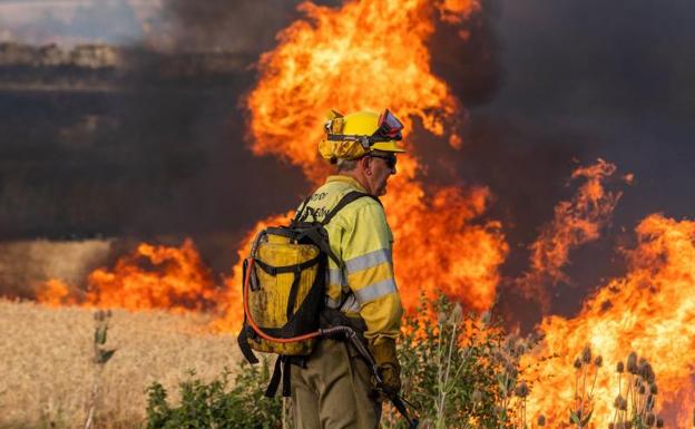 A firefighter observes the flames of the fire declared yesterday in Quintanilla del Coco. 