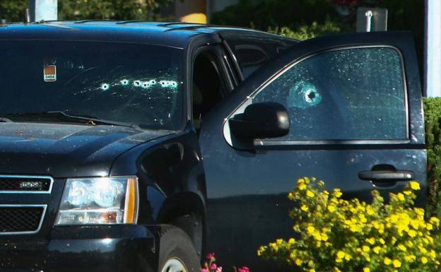 Un vehículo con agujeros de bala después de que se hayan reportado varios tiroteos, este lunes en Vancouver