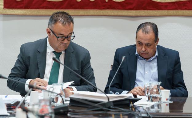 Conrado Domínguez y Blas Trujillo, en una comparecencia en el Parlamento. /EFE