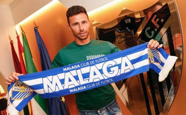 Rubén Castro posing with the scarf of his new club.