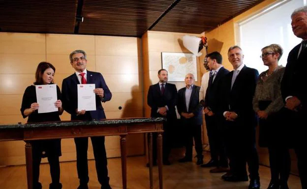 Imagen de la firma del acuerdo de investidura que NC y PSOE suscribieron el 3 de enero de 2020.