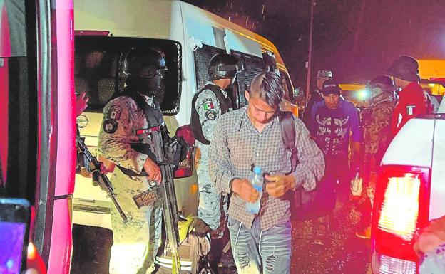 Migrantes se suben a un autobús tras ser rescatados del interior de un camión en el Estado mexicano de Veracruz. /Reuters