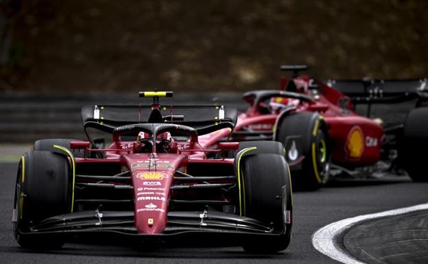 Los Ferrari de Carlos Sainz y Charles Leclerc, en Hungría./CHRISTIAN BRUNA / efe