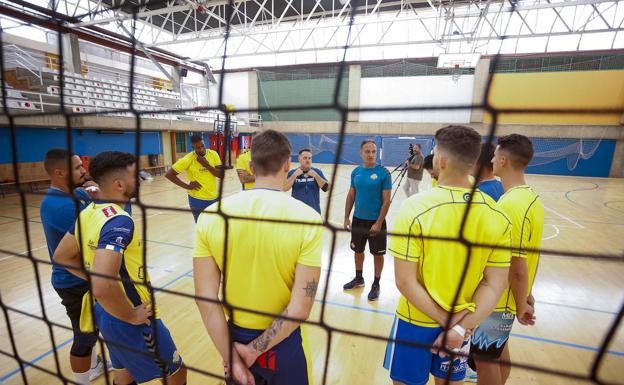 Waiter, lecturing his men this Monday at the Ciudad Deportiva Gran Canaria. 