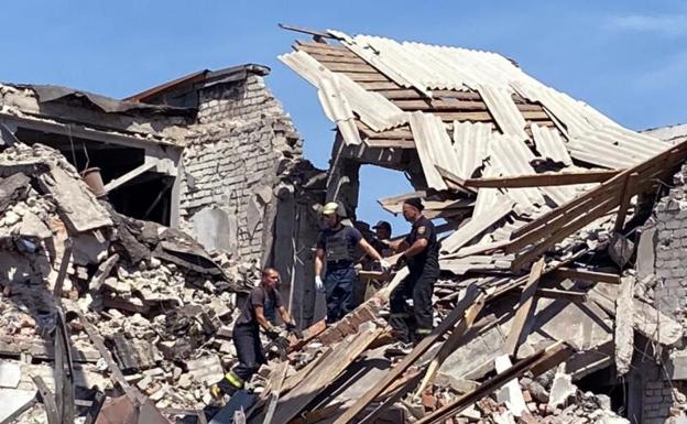 Fuerzas de rescate trabajan en las ruinas de un edificio bombardeado en Donetsk. 