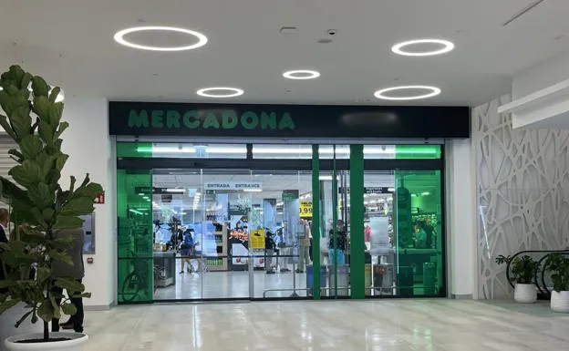 Entrada de la cuarta tienda de la cadena de supermercados, en el centro comercial La Perla, en la localidad turística de Puerto del Carmen. /José Luis carrasco