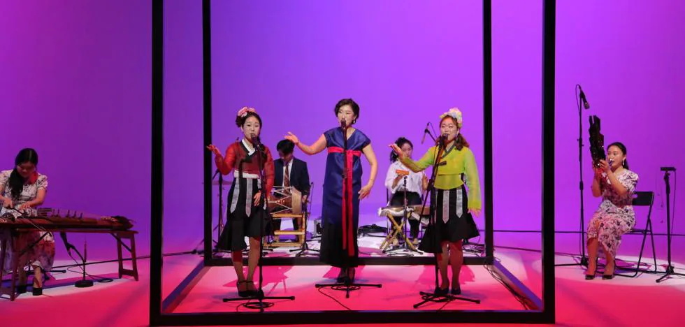 The shamanic folk-pop cabaret artist of the Korean group ADG7 arrives