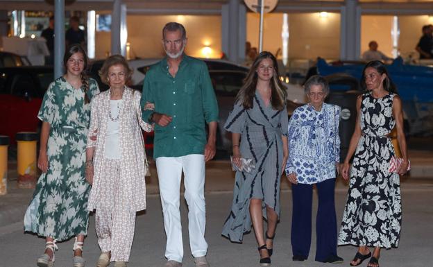 Los Reyes y sus hijas, junto a doña Sofía y su hermana Irene de Grecia, salen el viernes a cenar a un restaurante de Mallorca. /r. terrel / ep