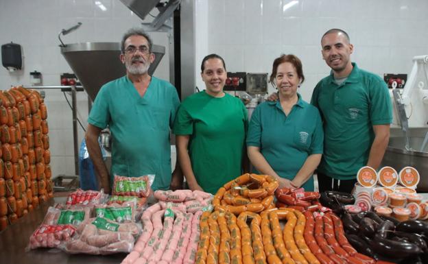 La familia propietaria de Chorizo Terorero junto a sus productos. /C7
