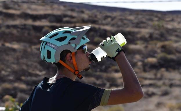 Este ciclista combate el calor con un sorbo de agua en Santa Lucía de Tirajana. /Arcadio suárez