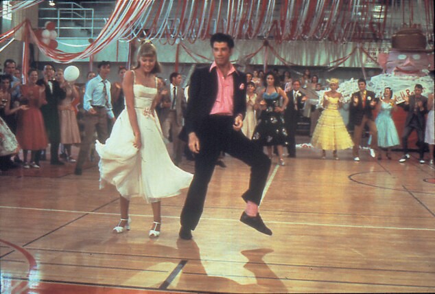 Durante el concurso de baile en 'Grease'.