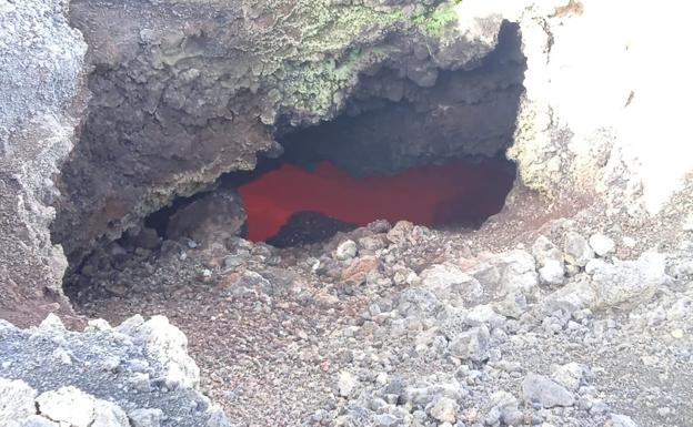 Image taken a few days ago in a dike of the cone of the Palmero volcano where a temperature of 973 degrees was recorded. 