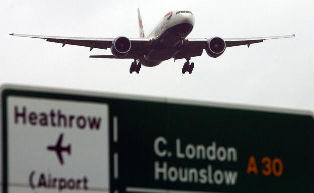 Avión de British Airways se dispone a aterrizar en el aeropuerto de Heathrow, en Londres. /reuters