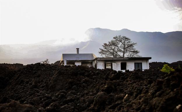 Una casa sepultada por la lava en La Palma. /EFE