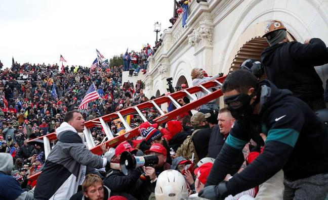 Una muchedumbre asalta el Capitolio el 6 de enero de 2021./REUTERS