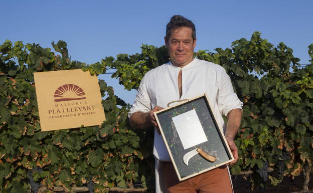 Jorge Sanz posa con su placa como vendimiador de honor de los vinos mallorquines Pla i Llevant.