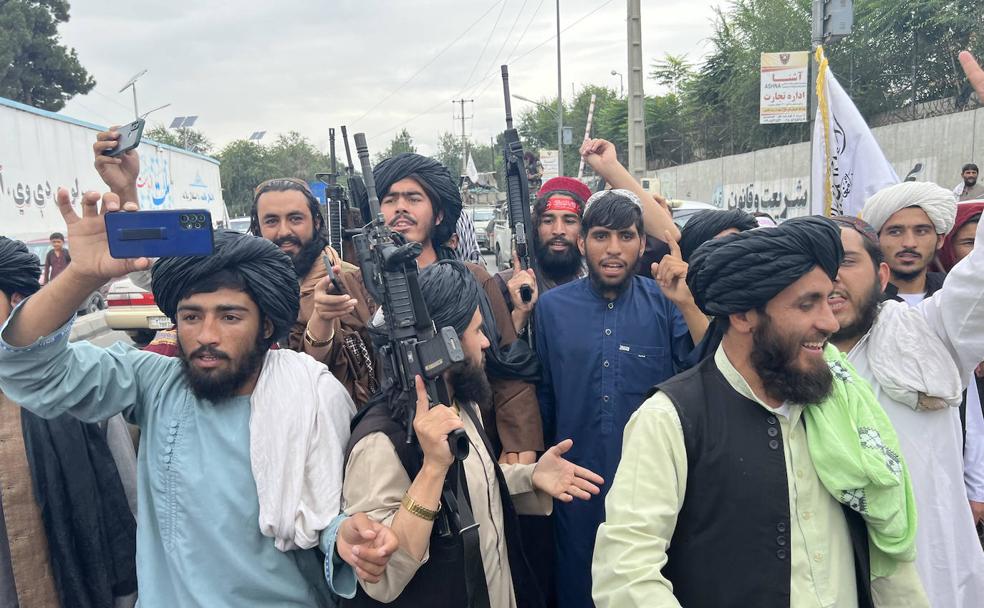 Simpatizantes del movimiento talibán festejan el aniversario de la toma de Kabul. /Mikel Ayestaran