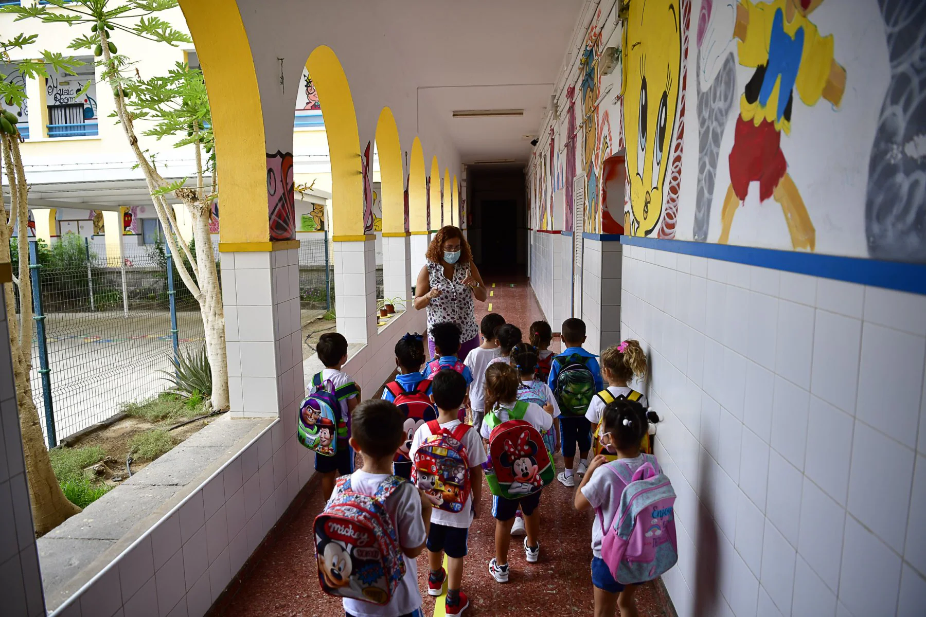 Foto de archivo de un grupo de escolares de Infantil en su primer día de clase del curso pasado en un centro grancanario. / JUAN CARLOS ALONSO