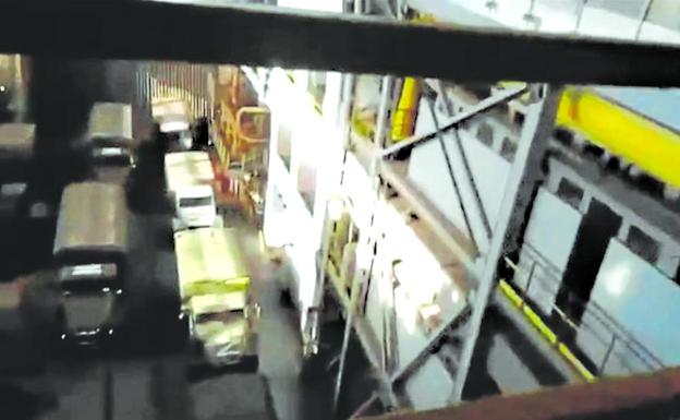 Captura del vídeo donde se aprecian varios camiones militares rusos aparcados junto a las instalaciones del reactor./E. C.