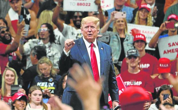 Donald Trump se da un baño de masas en Alaska el pasado junio, durante su gira de mítines 'Salvemos América'. /AFP