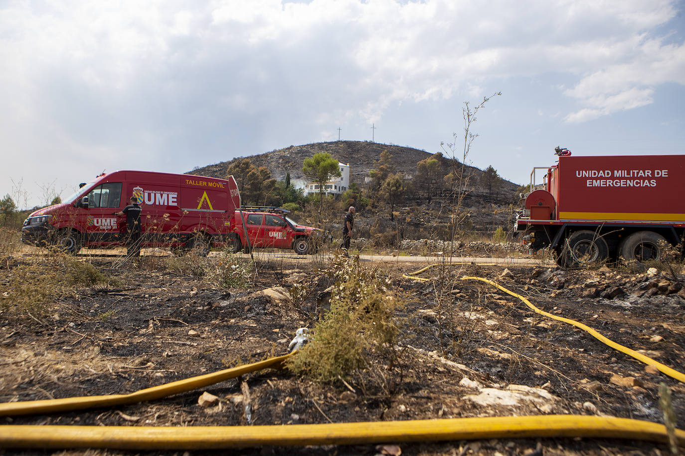 Efectivos de la Unidad Militar de Emergencia luchan contra el incendio forestal en Vall d´Ebo, en la provincia de Alicante.