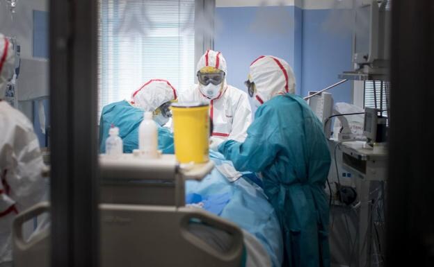 Sanitarios trabajan en la UCI de un hospital granadino. /Pepe Marín